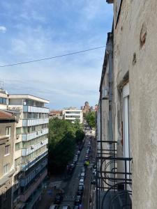 een uitzicht op een stadsstraat vanuit een gebouw bij CIMI Apartment in Belgrado