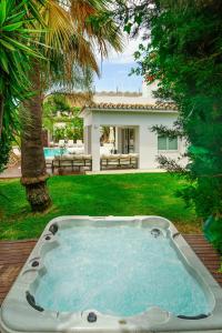 uma piscina no quintal de uma casa em Villa in PUERTO BANUS em Marbella