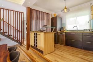 uma cozinha com uma ilha de madeira num quarto em Villa in PUERTO BANUS em Marbella