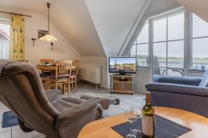 una sala de estar con una botella de vino en una mesa en 50030 Ferienwohnung Nordwind en Carolinensiel