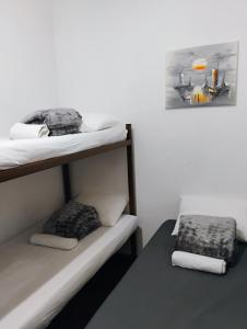 2 łóżka piętrowe w pokoju ze zdjęciem na ścianie w obiekcie Pousada Seu Souza w mieście Belo Horizonte