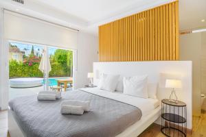 um quarto com uma cama grande e uma janela grande em Villa in PUERTO BANUS em Marbella