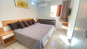 卡达斯诺瓦斯Apto 1 Suíte TOP - Pq aquático 24hs DiRoma Fiori的一间卧室，床上有枕头 更多57张照片