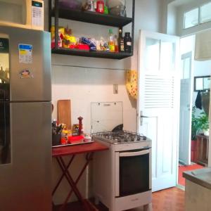 una cocina con estufa y refrigerador en The Bike House, en Río de Janeiro