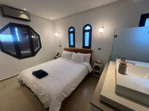 1 dormitorio con 1 cama grande y lavamanos en Appartement dans triangle d’or en Marrakech