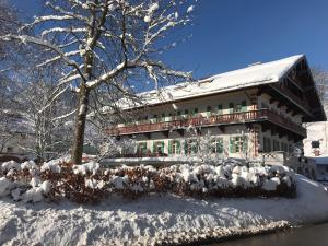 a building with a flock of birds in the snow at ciao-aschau Haus zur Burg Ap204 Hupferl1 in Aschau