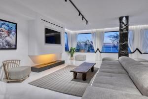un salon avec un canapé et une table dans l'établissement Exquisite Mykonos Villa Villa Apocryphos 6 Bedrooms Unique Aegean Sea View, à Glastros