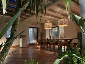 una sala da pranzo con tavolo e sedie di Finca Mis Alas a Mijas