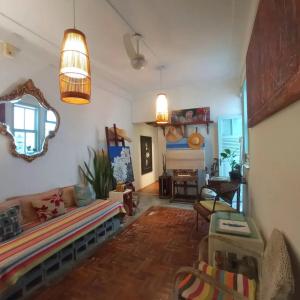 una sala de estar con un sofá y una mesa en The Bike House, en Río de Janeiro