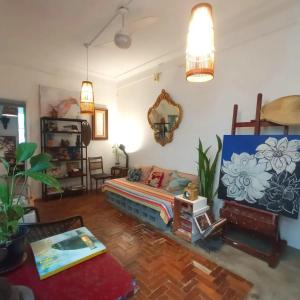 una sala de estar con una cama y un sofá en The Bike House, en Río de Janeiro