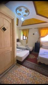 1 Schlafzimmer mit 2 Betten und einer Decke in der Unterkunft maison d hote timentour in Tiguissas