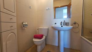 ein Badezimmer mit einer weißen Toilette und einem Waschbecken in der Unterkunft Tranquil sunny apartment las Terrazas de la Torre Golf Resort Spain in Murcia + 13 Fotos