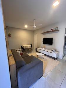 Μια τηλεόραση ή/και κέντρο ψυχαγωγίας στο Casa completa há 10 minutos da praia