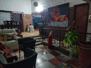una sala de estar con sofá y una pintura de fruta en Villa Kyra, en Calima