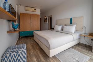 Schlafzimmer mit einem großen weißen Bett und einem Schreibtisch in der Unterkunft La Petite Chefchaouen in Chefchaouen
