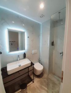 y baño con lavabo, aseo y ducha. en GB Rooms en Ksamil