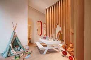 une chambre avec une table et une tente de jeux dans l'établissement One&Only One Za'abeel, à Dubaï