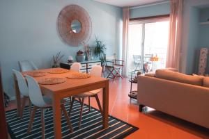 uma sala de estar com uma mesa e um sofá em CABEDELO BEACH FLAT em Viana do Castelo