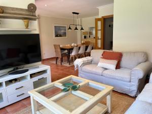 una sala de estar con un sofá y una mesa en Exclusiva casa en playa América, cerca de Baiona, en Nigrán