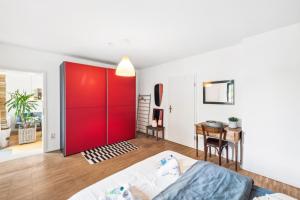 uma sala de estar com um armário vermelho e uma mesa em stern12 Terrasse Küche WLAN barrierefrei Parken em Hetzerath