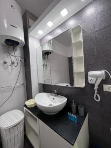 Ένα μπάνιο στο Stadio apartments Shkoder +21 φωτογραφίες