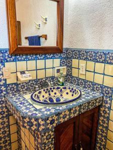 a bathroom with a sink and a mirror at Hermosa vista de la bahía de Zihuatanejo in Zihuatanejo