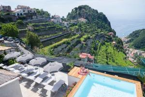 Vista de la piscina de Amalfi Sky View o d'una piscina que hi ha a prop