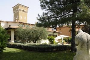 a statue of a man in front of a building at Hotel Rutiliano in Pienza