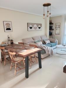 sala de estar con mesa y sofá en Ribeles Luxury Flat, en Arenas de Cabrales