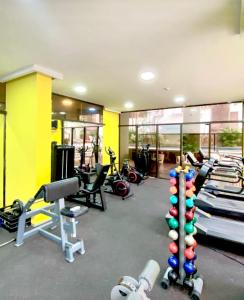 un gimnasio con varias cintas de correr y equipos de ejercicio en 205 Flat/Studio Elegance Jardins- Cozinha Completa, en São Paulo