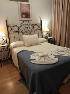 um quarto com uma cama com duas toalhas em Hotel Azul Junin em Junín