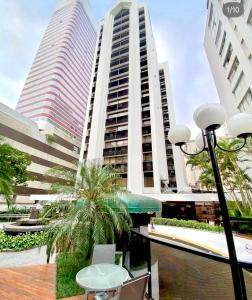 サンパウロにある205 Flat/Studio Elegance Jardins- Cozinha Completaの高層ビル2棟の建物の眺望