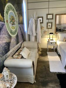 Habitación con cama, sofá y mesa. en Body & Mind Beautiful - Suites Elegantes e Charmosas en Franca