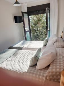 En eller flere senge i et værelse på Ribeles Luxury Flat
