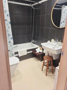 a bathroom with a tub and a sink and a toilet at Ribeles Luxury Flat in Arenas de Cabrales