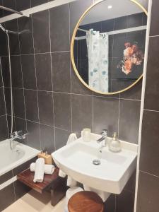 Et badeværelse på Ribeles Luxury Flat