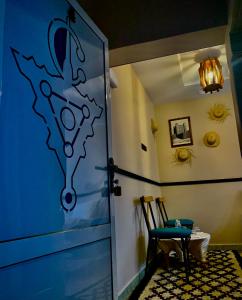 une porte menant à une chambre avec une chaise et une table dans l'établissement Hôtel Riad Atlas Dades, à Boumalne