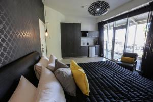 Säng eller sängar i ett rum på Indulge Apartments - CBD