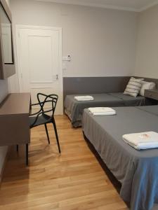 Zimmer mit 2 Betten, einem Sofa und einem Tisch in der Unterkunft Hotel Azul Junin in Junín