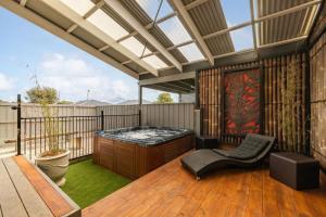 卡尔斯The Mansion的房屋甲板上的热水浴池