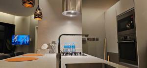 una cocina con una encimera con botellas de agua. en Serenity - Breathtaking Views, en Nairobi