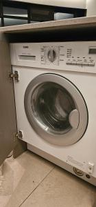 y cocina con lavadora. en Serenity - Breathtaking Views, en Nairobi