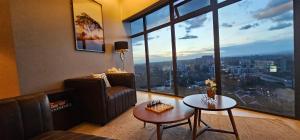 una sala de estar con un sofá y una mesa en Serenity - Breathtaking Views, en Nairobi