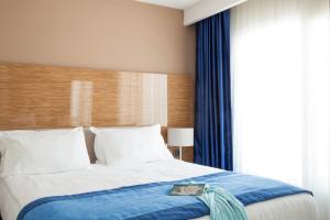 Кровать или кровати в номере Bellazure Hotel