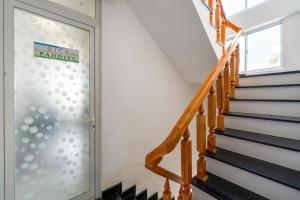 un conjunto de escaleras con una señal de escalera de incendios en la puerta en Hoi An Love.Ly Hostel en Hoi An