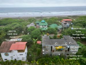 una vista aérea de una casa cerca de la playa en Hermanos Perdidos Surf en Las Tunas