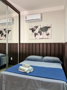 um quarto com uma cama com duas toalhas em Ap202 - Residencial Garves em Patos de Minas