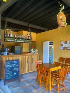 um restaurante com mesa e cadeiras e um balcão em Coffee House Minca em Minca