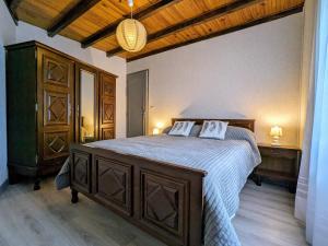 Ένα ή περισσότερα κρεβάτια σε δωμάτιο στο Gîte au cœur du village médiéval de Saint-Ilpize - FR-1-582-93