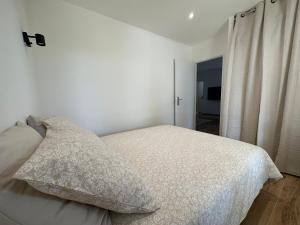 Postel nebo postele na pokoji v ubytování La Rougette